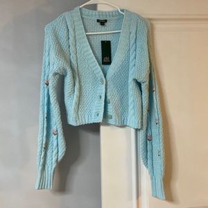 Cropped blue cardigan with flower embroidery details